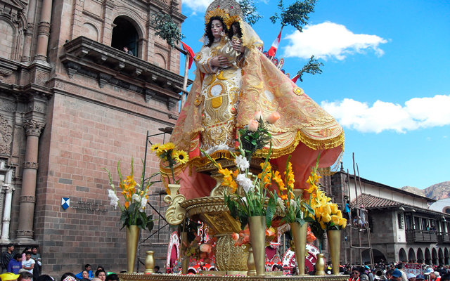 Santa Ana “la abuela” en el Corpus Christi, Cusco – Perú