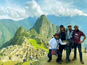 Personas posando en la terraza superior de Machu Picchu