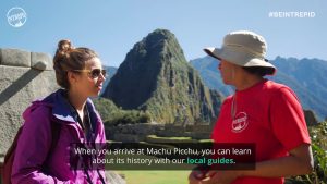 Turista con guia en la ciudadela de Machu Picchu
