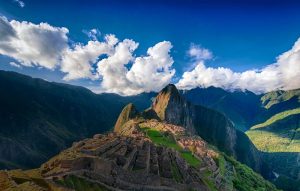 Vista panoramica de Machupicchu y Huayna Piccchu desde la parte superior de los andenes