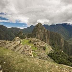 Vista amplia de la ciudadela inca de Machu Picchu rodeada de montañas andinas