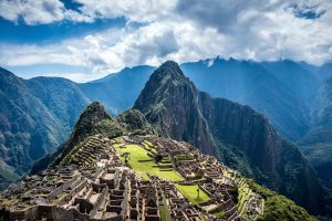 Dia soleado en Machu Picchu vista desde la parte superior de las terrazas