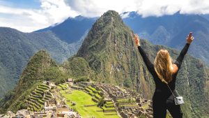 Persona contemplando la ciudadela de Machu Pichu desde la terraza superior