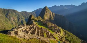 Vista panorámica de Machu Picchu al amanecer bajo un cielo despejado