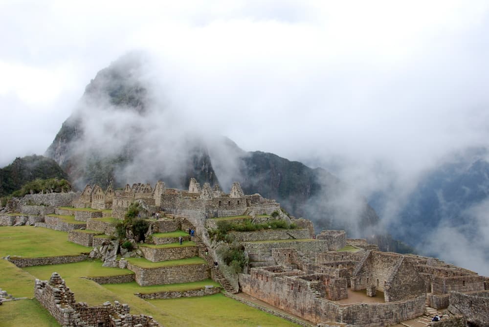 Vista desde la parte inferior de Machu Picchu, mostrando terrazas y estructuras incas