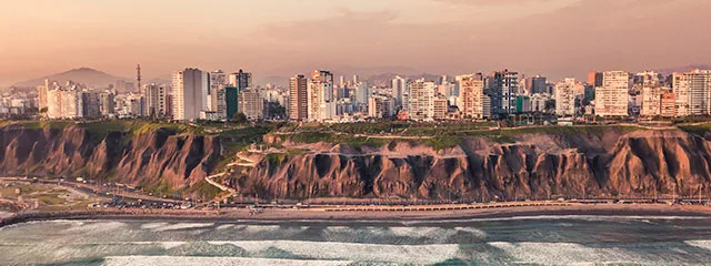 Atardecer en la playa de Lima