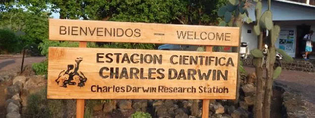 Letrero de la Estación Científica Charles Darwin y parque nacional de Galapagos