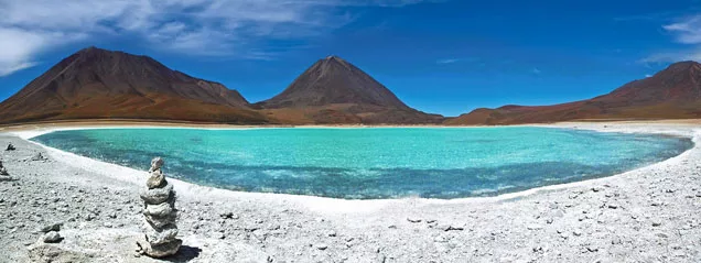 Laguna turquesa cerca del Salar de Uyuni