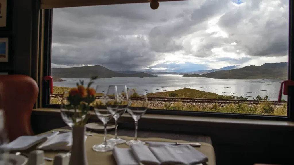 Lago titicaca vista desde el tren andean explorer